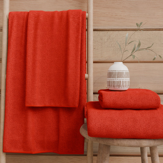 Serviettes de bain en éponge unie couleur rouge