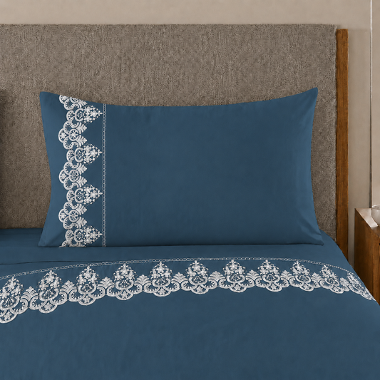 Lenzuola Matrimoniali in Puro Cotone Percalle con Balza in Pizzo Rebrode Blu Marino.