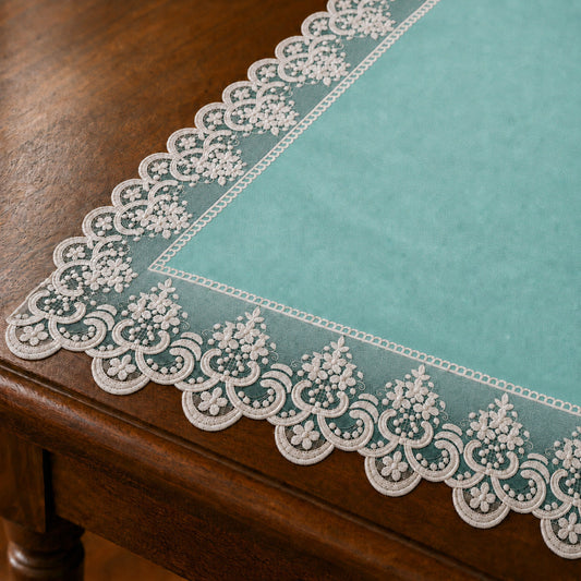 Runner da tavola effetto velluto Tiffany con Pizzo Rebrodé bianco, 55 × 150 cm — dettaglio tessuto e finiture