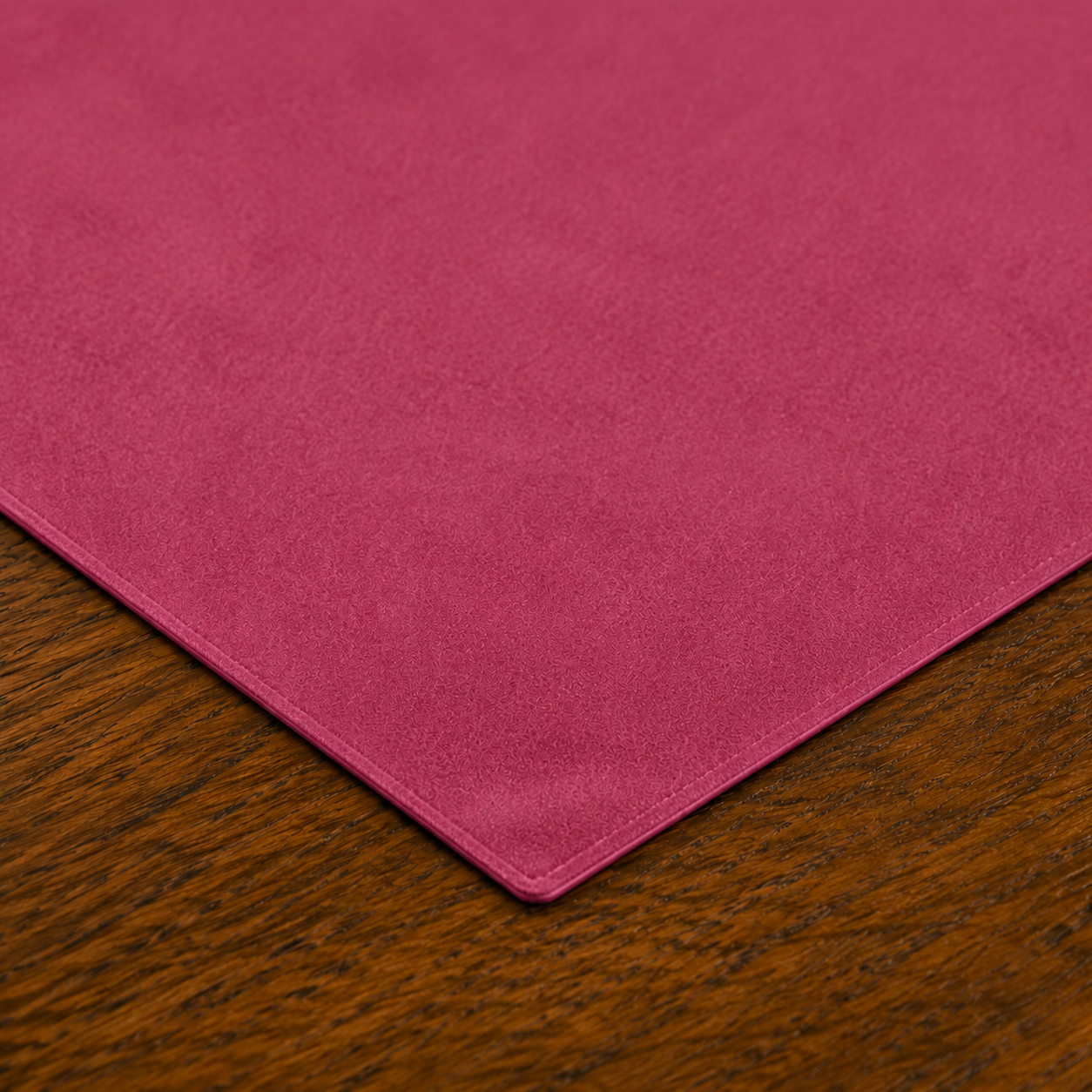 Centrotavola effetto velluto Fucsia, 90 × 90 cm — dettaglio tessuto e finiture