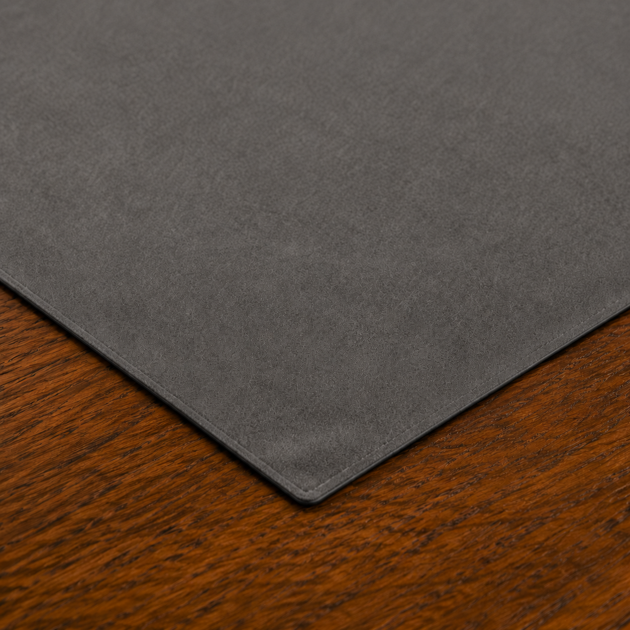 Centrotavola effetto velluto Grigio Scuro, 90 × 90 cm — dettaglio tessuto e finiture