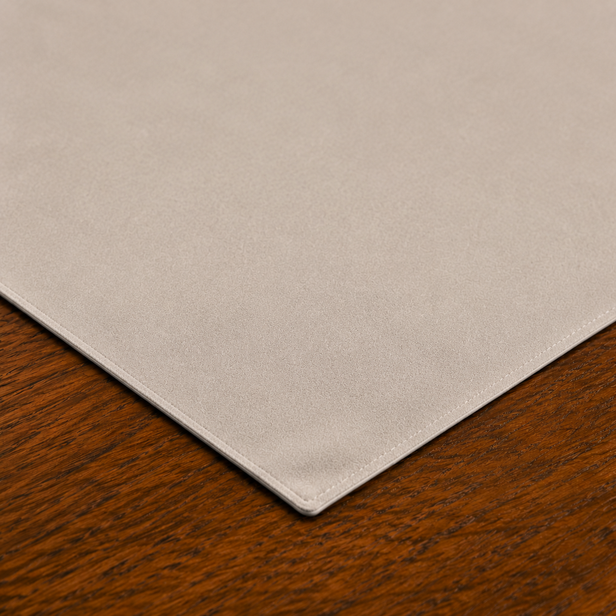 Centrotavola effetto velluto Bianco Latte, 90 × 90 cm — dettaglio tessuto e finiture