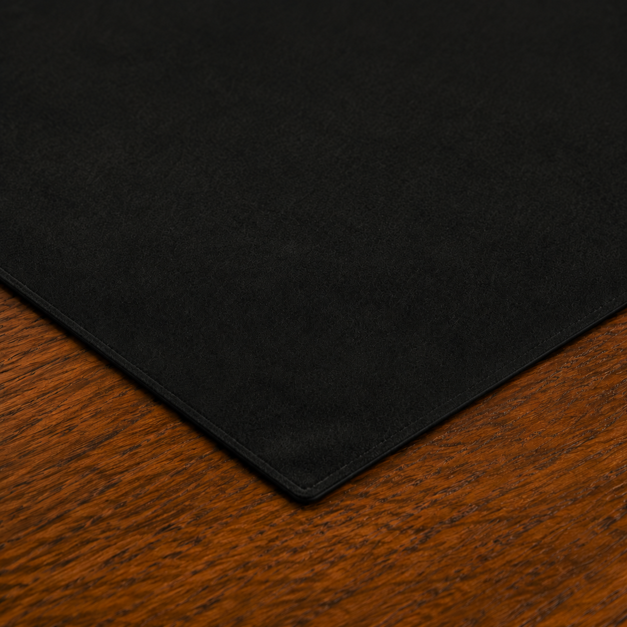 Centrotavola effetto velluto Nero, 90 × 90 cm — dettaglio tessuto e finiture