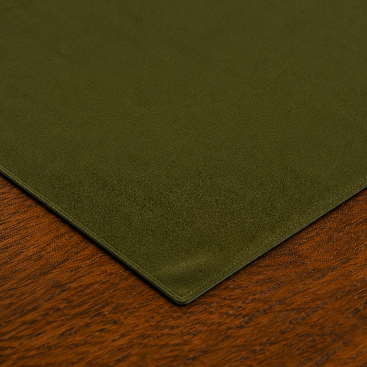 Centrotavola effetto velluto Verde Oliva, 90 × 90 cm — dettaglio tessuto e finiture