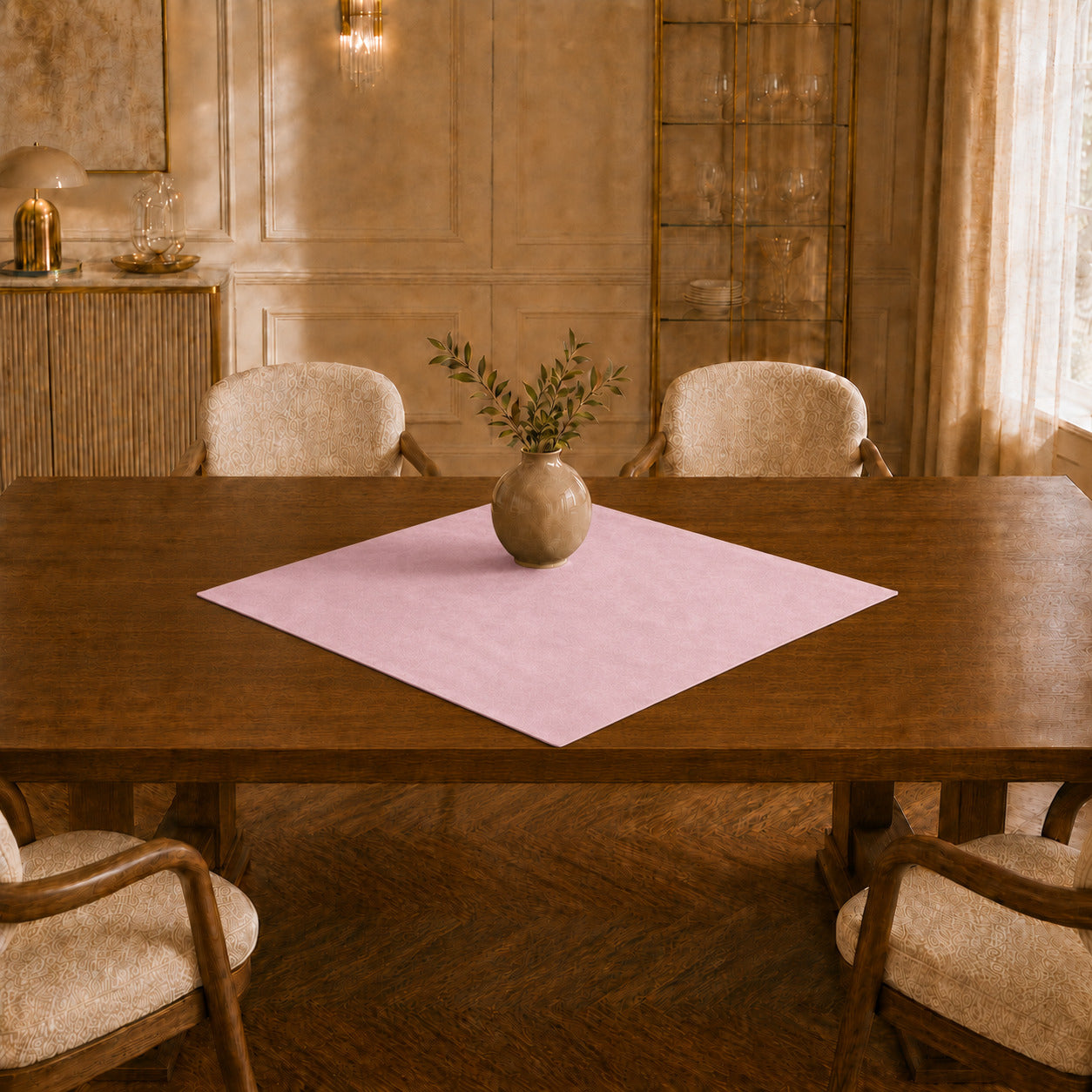 Centrotavola effetto velluto Rosa, 90 × 90 cm — vista ambientata