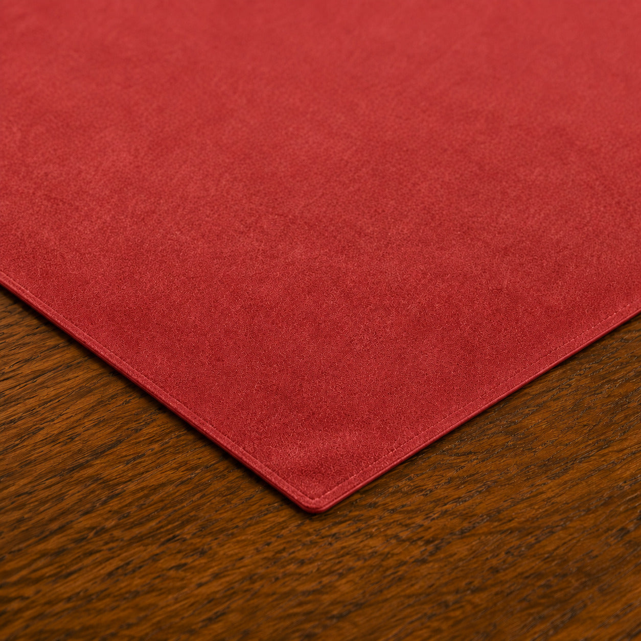 Centrotavola effetto velluto Rosso, 90 × 90 cm — dettaglio tessuto e finiture
