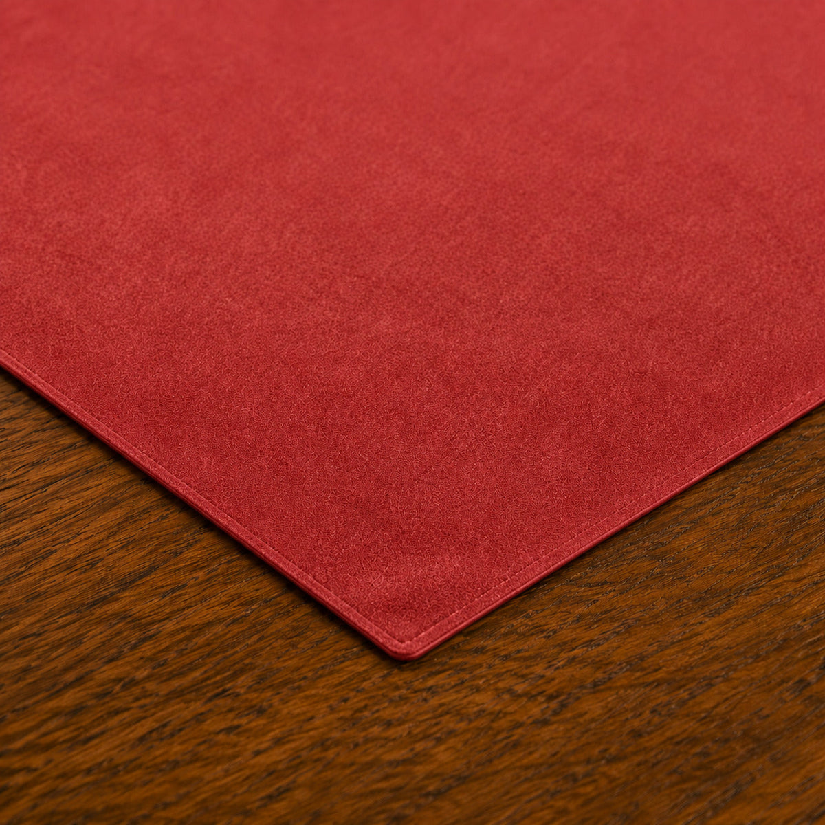Centrotavola effetto velluto Rosso, 90 × 90 cm — dettaglio tessuto e finiture