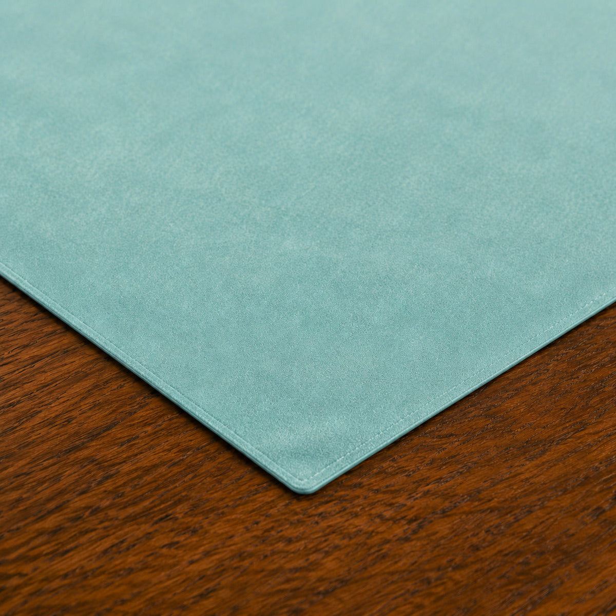 Centrotavola effetto velluto Tiffany, 90 × 90 cm — dettaglio tessuto e finiture