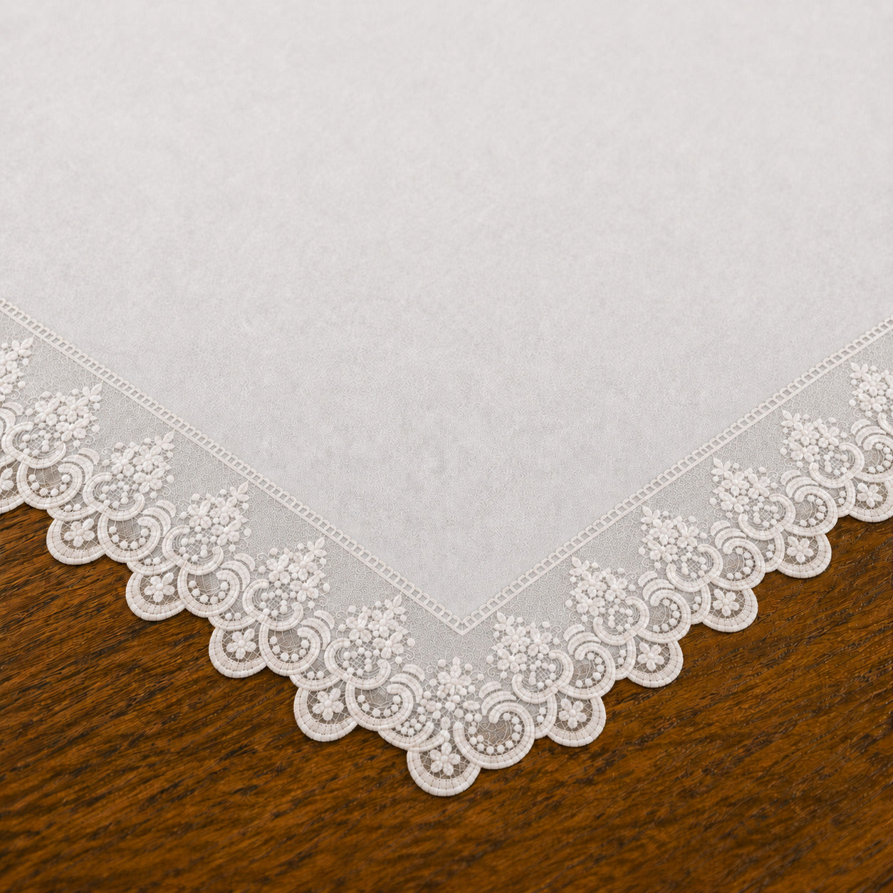 Centrotavola effetto velluto Bianco Ottico con Pizzo Rebrodé bianco, 90 × 90 cm — dettaglio tessuto e finiture