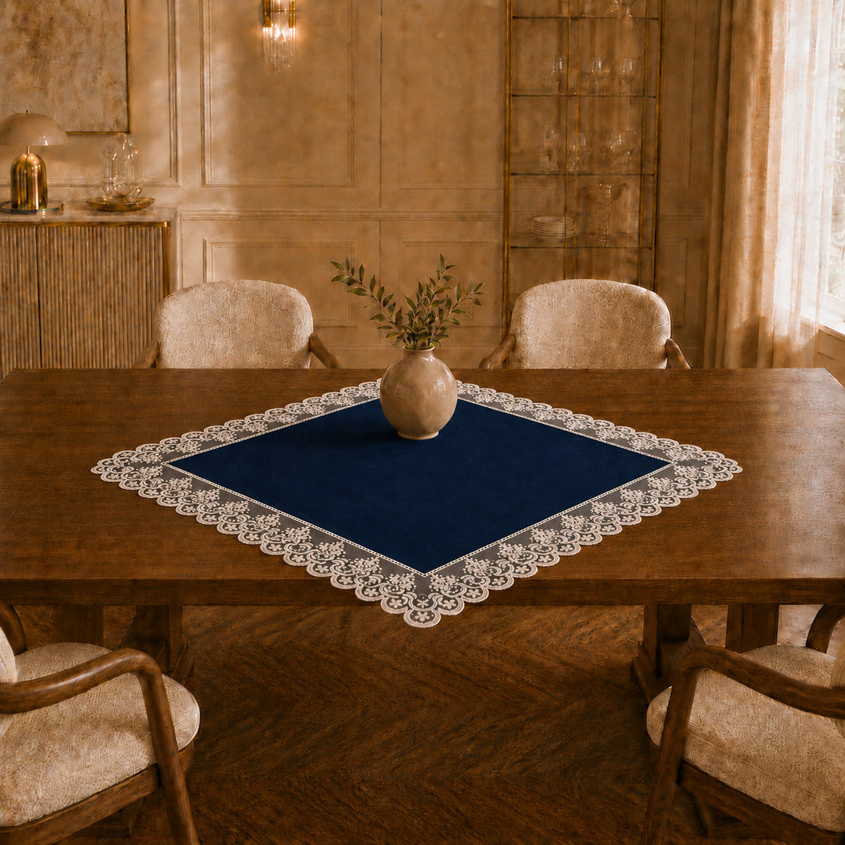 Centrotavola effetto velluto Blu Scuro con Pizzo Rebrodé bianco, 90 × 90 cm — vista ambientata