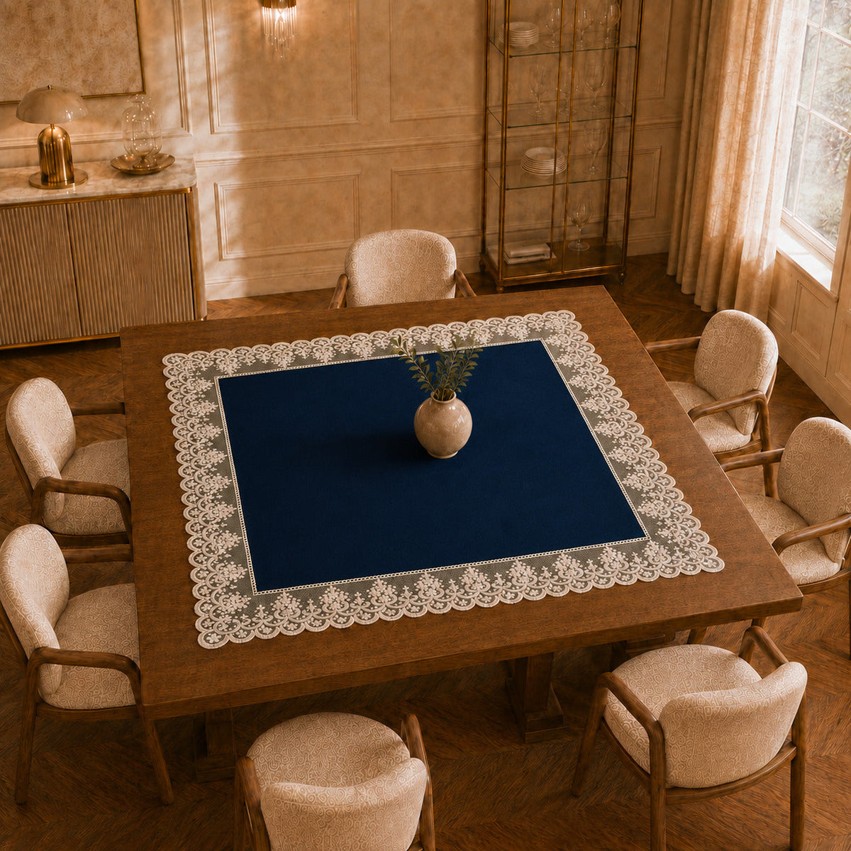 Centrotavola effetto velluto Blu Scuro con Pizzo Rebrodé bianco, 90 × 90 cm — vista dall’alto