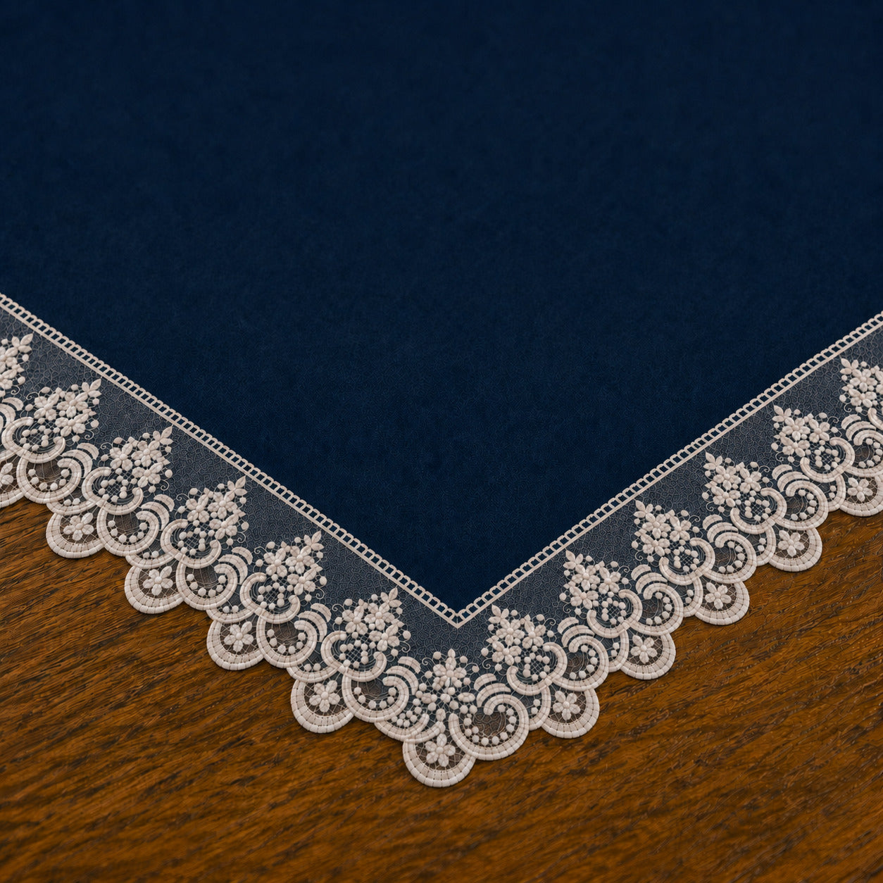 Centrotavola effetto velluto Blu Scuro con Pizzo Rebrodé bianco, 90 × 90 cm — dettaglio tessuto e finiture