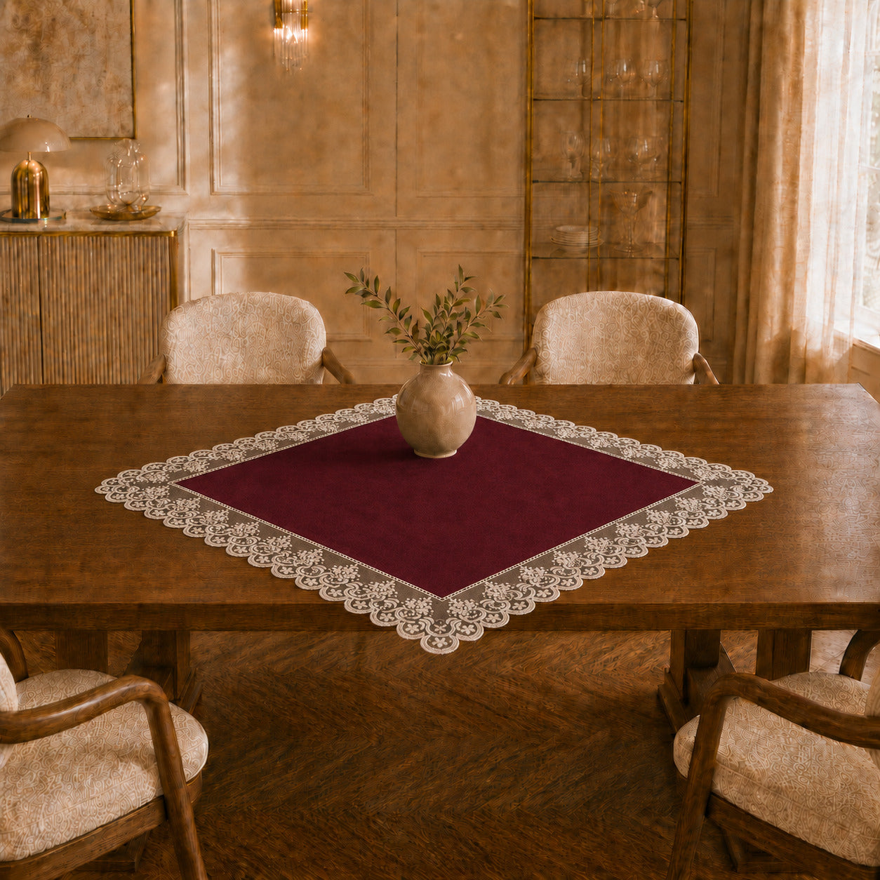 Centrotavola effetto velluto Bordeaux con Pizzo Rebrodé bianco, 90 × 90 cm — vista ambientata