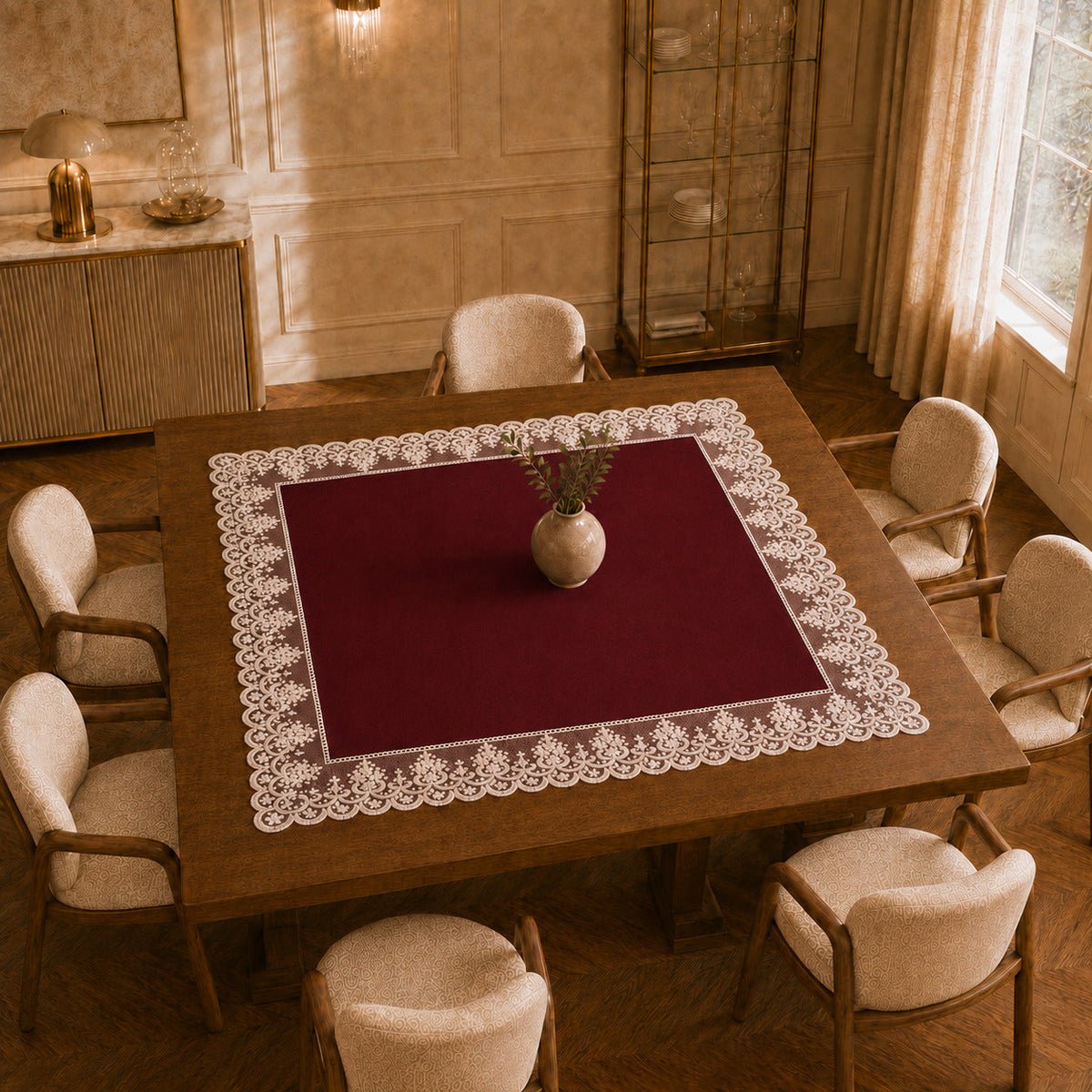 Centrotavola effetto velluto Bordeaux con Pizzo Rebrodé bianco, 90 × 90 cm — vista dall’alto