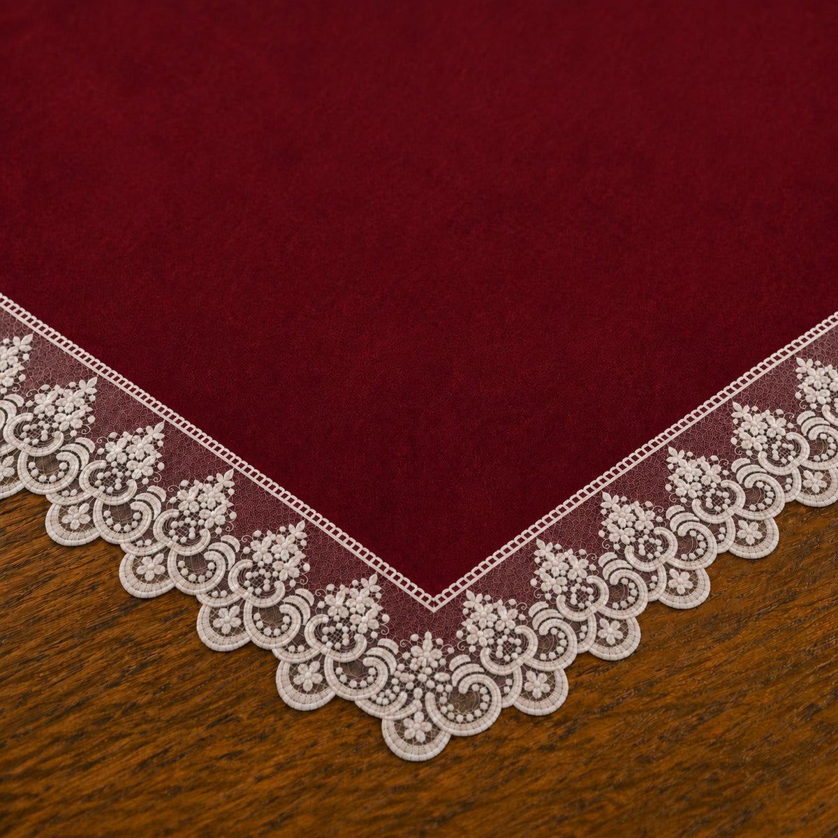 Centrotavola effetto velluto Bordeaux con Pizzo Rebrodé bianco, 90 × 90 cm — dettaglio tessuto e finiture
