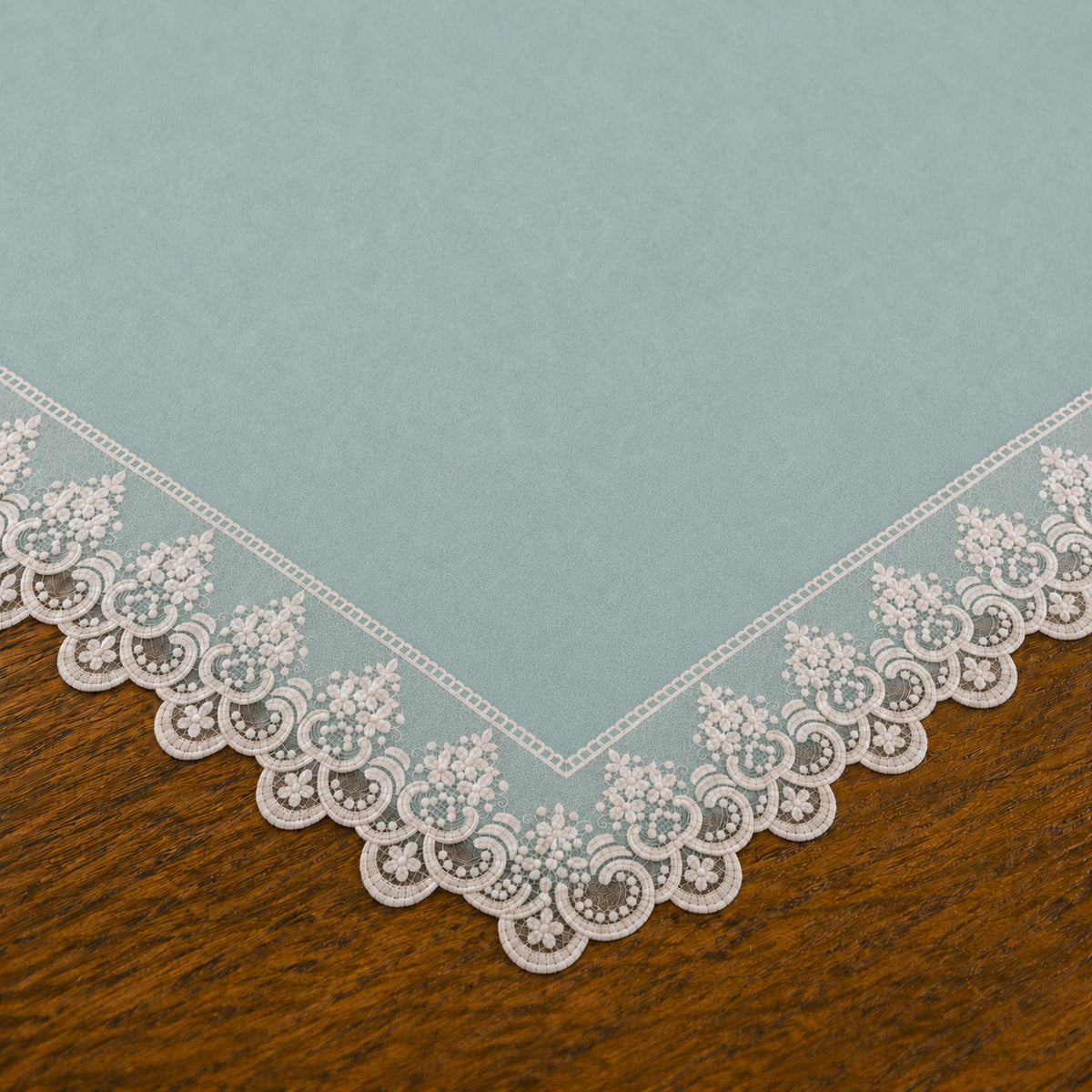 Centrotavola effetto velluto Celeste con Pizzo Rebrodé bianco, 90 × 90 cm — dettaglio tessuto e finiture