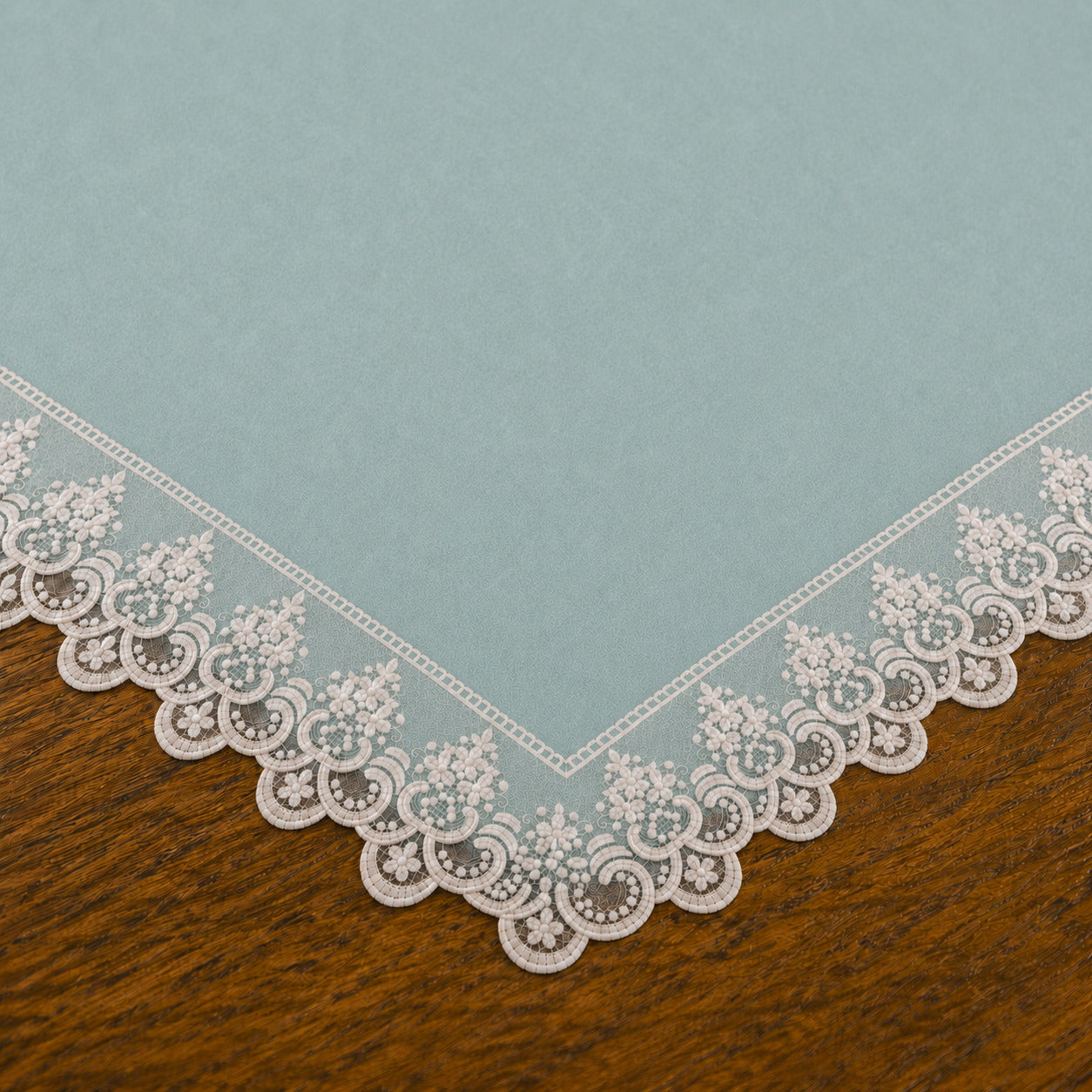 Centrotavola effetto velluto Celeste con Pizzo Rebrodé bianco, 90 × 90 cm — dettaglio tessuto e finiture