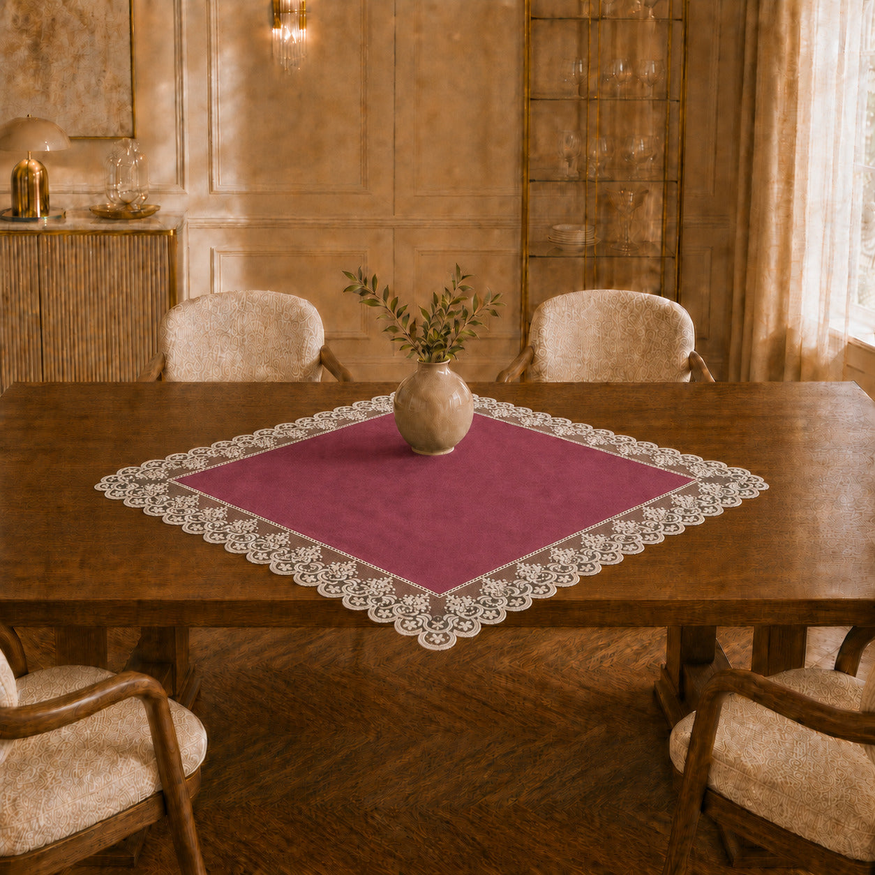 Centrotavola effetto velluto Fucsia con Pizzo Rebrodé bianco, 90 × 90 cm — vista ambientata