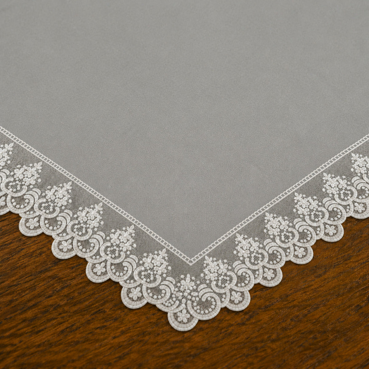 Centrotavola effetto velluto Grigio Chiaro con Pizzo Rebrodé bianco, 90 × 90 cm — dettaglio tessuto e finiture