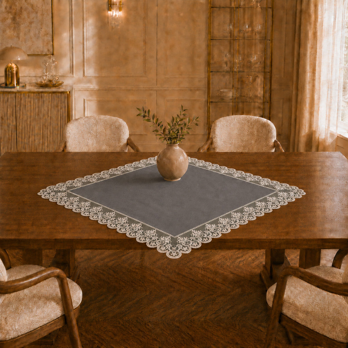 Centrotavola effetto velluto Grigio Scuro con Pizzo Rebrodé bianco, 90 × 90 cm — vista ambientata