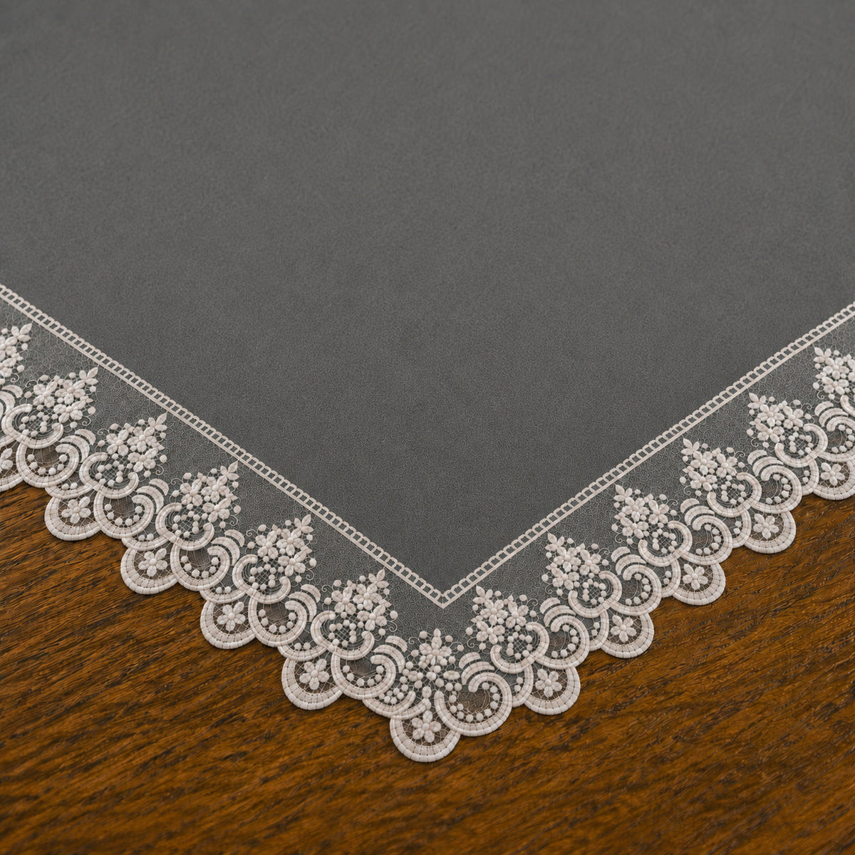Centrotavola effetto velluto Grigio Scuro con Pizzo Rebrodé bianco, 90 × 90 cm — dettaglio tessuto e finiture