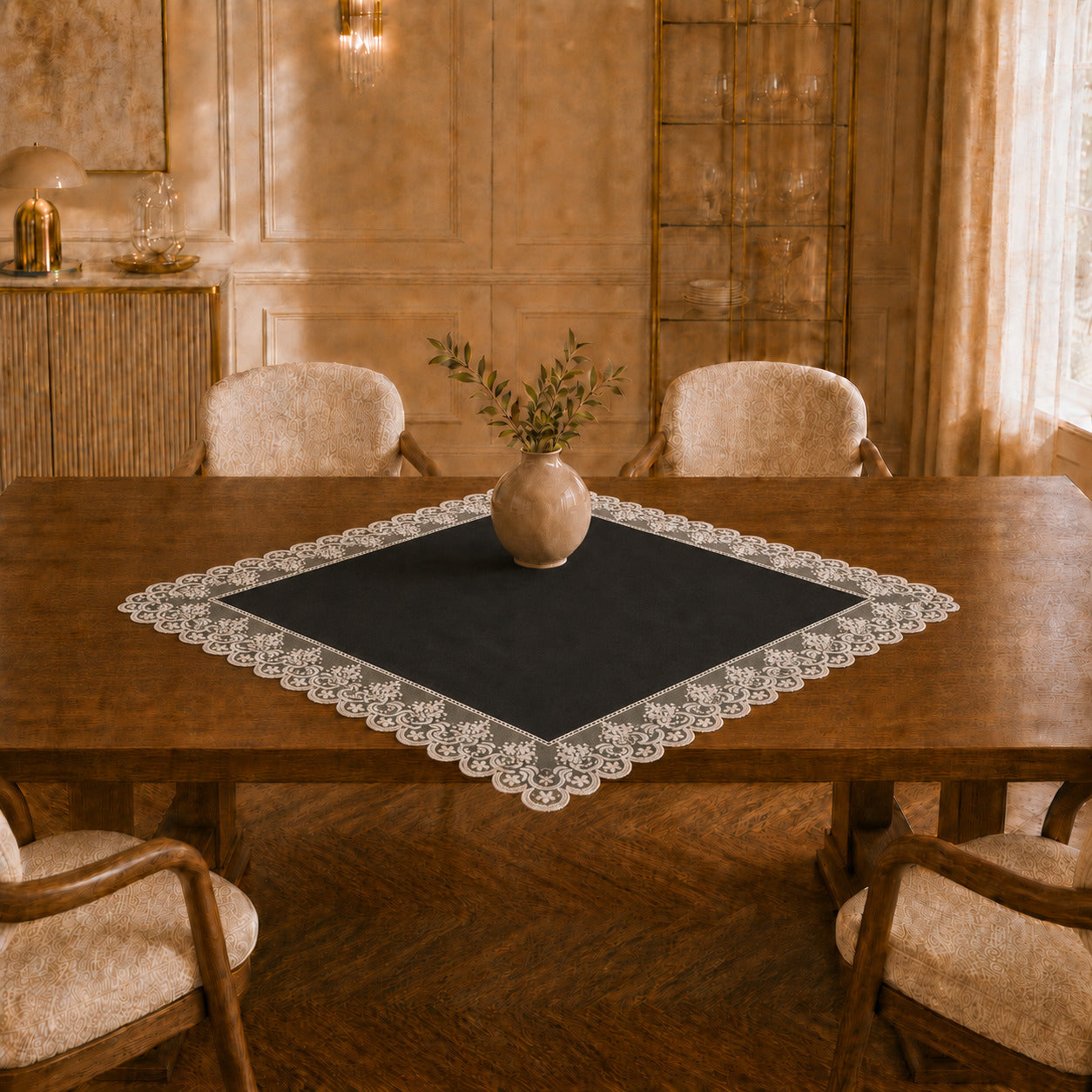 Centrotavola effetto velluto Nero con Pizzo Rebrodé bianco, 90 × 90 cm — vista ambientata