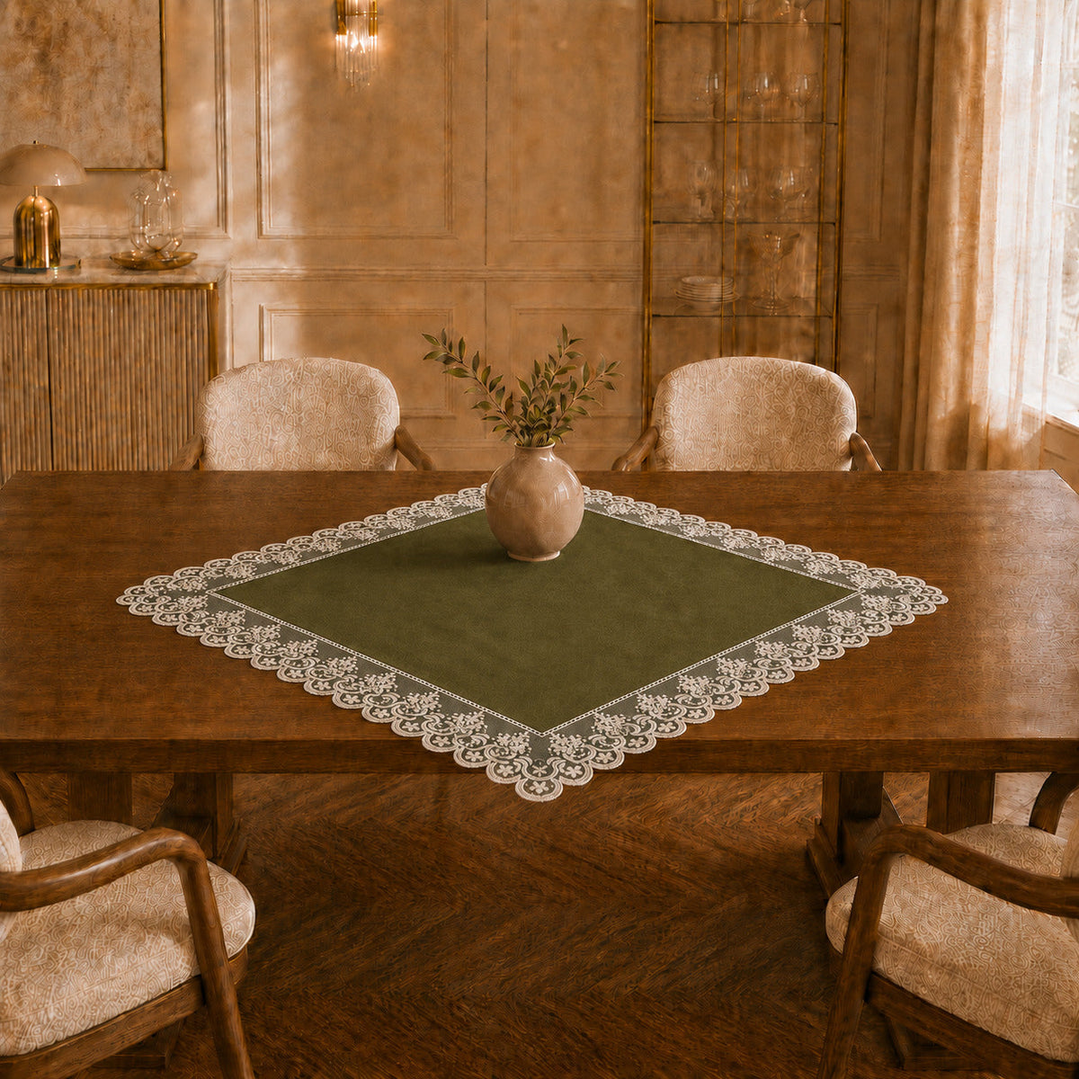 Centrotavola effetto velluto Verde Oliva con Pizzo Rebrodé bianco, 90 × 90 cm — vista ambientata