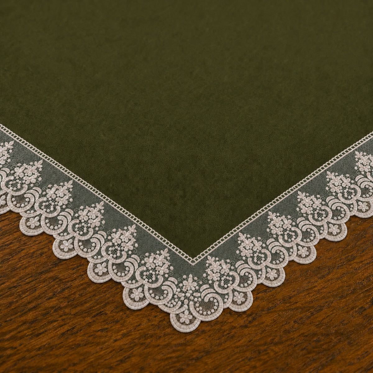 Centrotavola effetto velluto Verde Oliva con Pizzo Rebrodé bianco, 90 × 90 cm — dettaglio tessuto e finiture