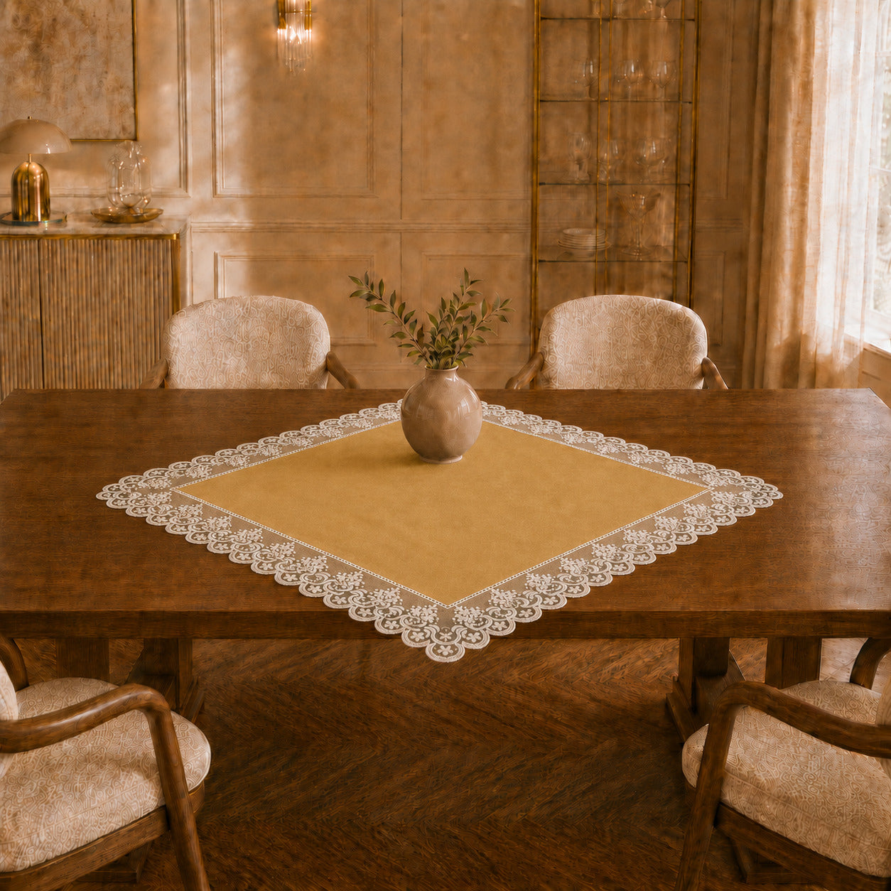 Centrotavola effetto velluto Oro con Pizzo Rebrodé bianco, 90 × 90 cm — vista ambientata