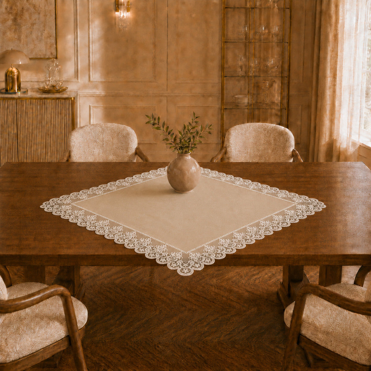 Centrotavola effetto velluto Panna con Pizzo Rebrodé bianco, 90 × 90 cm — vista ambientata