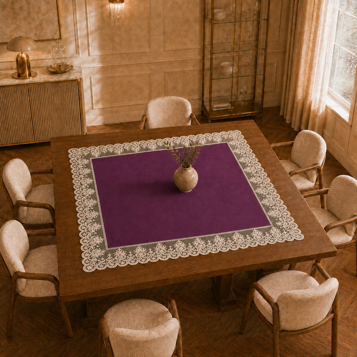 Centrotavola effetto velluto Prugna con Pizzo Rebrodé bianco, 90 × 90 cm — vista dall’alto