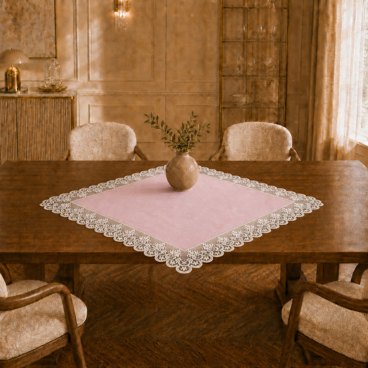 Centrotavola effetto velluto Rosa con Pizzo Rebrodé bianco, 90 × 90 cm — vista ambientata