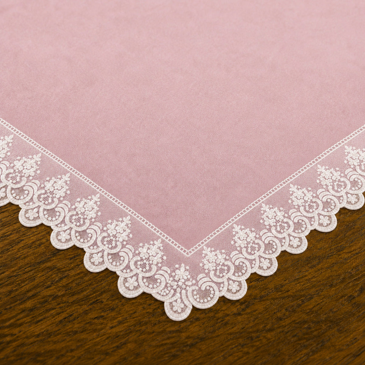 Centrotavola effetto velluto Rosa con Pizzo Rebrodé bianco, 90 × 90 cm — dettaglio tessuto e finiture