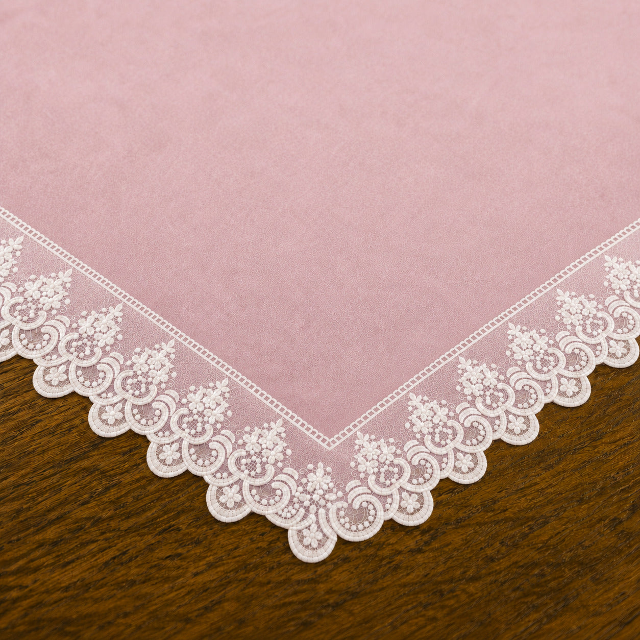 Centrotavola effetto velluto Rosa con Pizzo Rebrodé bianco, 90 × 90 cm — dettaglio tessuto e finiture