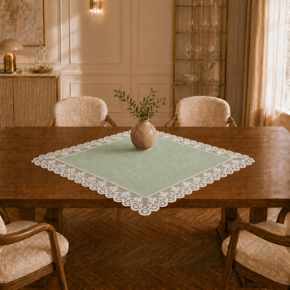 Centrotavola effetto velluto Salvia con Pizzo Rebrodé bianco, 90 × 90 cm — vista ambientata