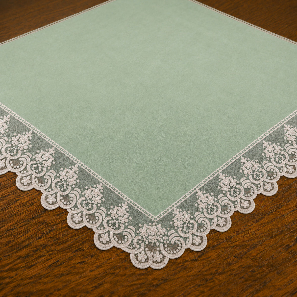 Centrotavola effetto velluto Salvia con Pizzo Rebrodé bianco, 90 × 90 cm — dettaglio tessuto e finiture