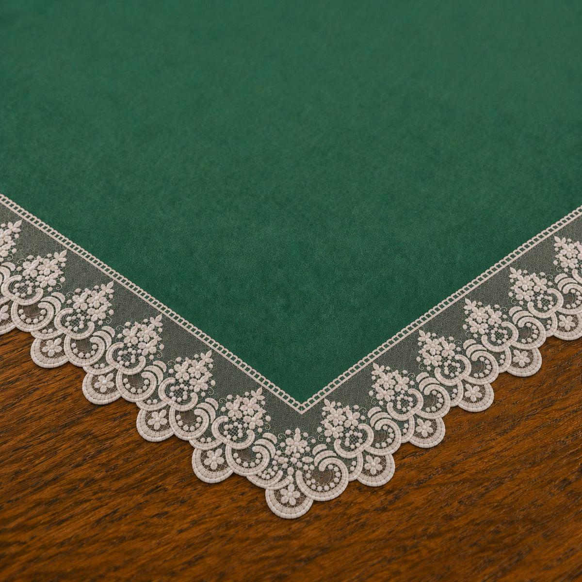 Centrotavola effetto velluto Smeraldo con Pizzo Rebrodé bianco, 90 × 90 cm — dettaglio tessuto e finiture