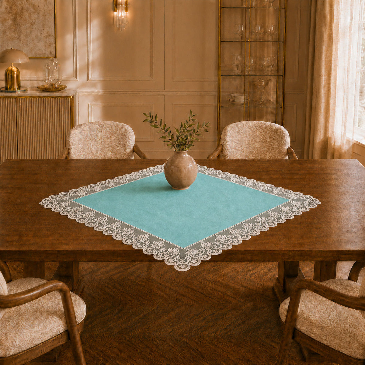 Centrotavola effetto velluto Tiffany con Pizzo Rebrodé bianco, 90 × 90 cm — vista ambientata