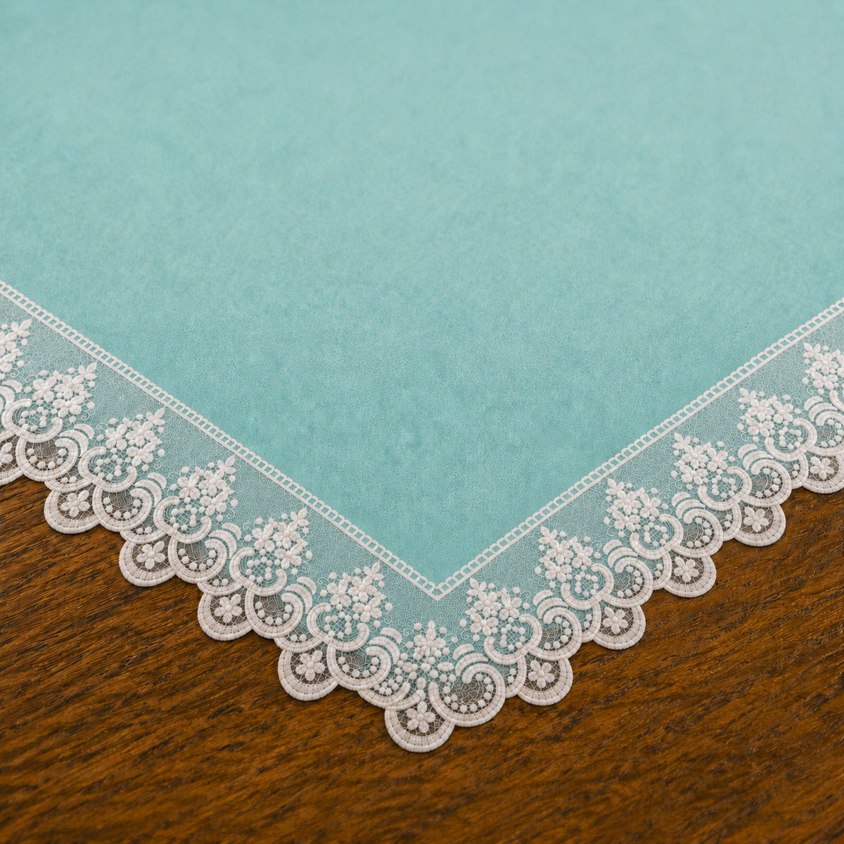 Centrotavola effetto velluto Tiffany con Pizzo Rebrodé bianco, 90 × 90 cm — dettaglio tessuto e finiture