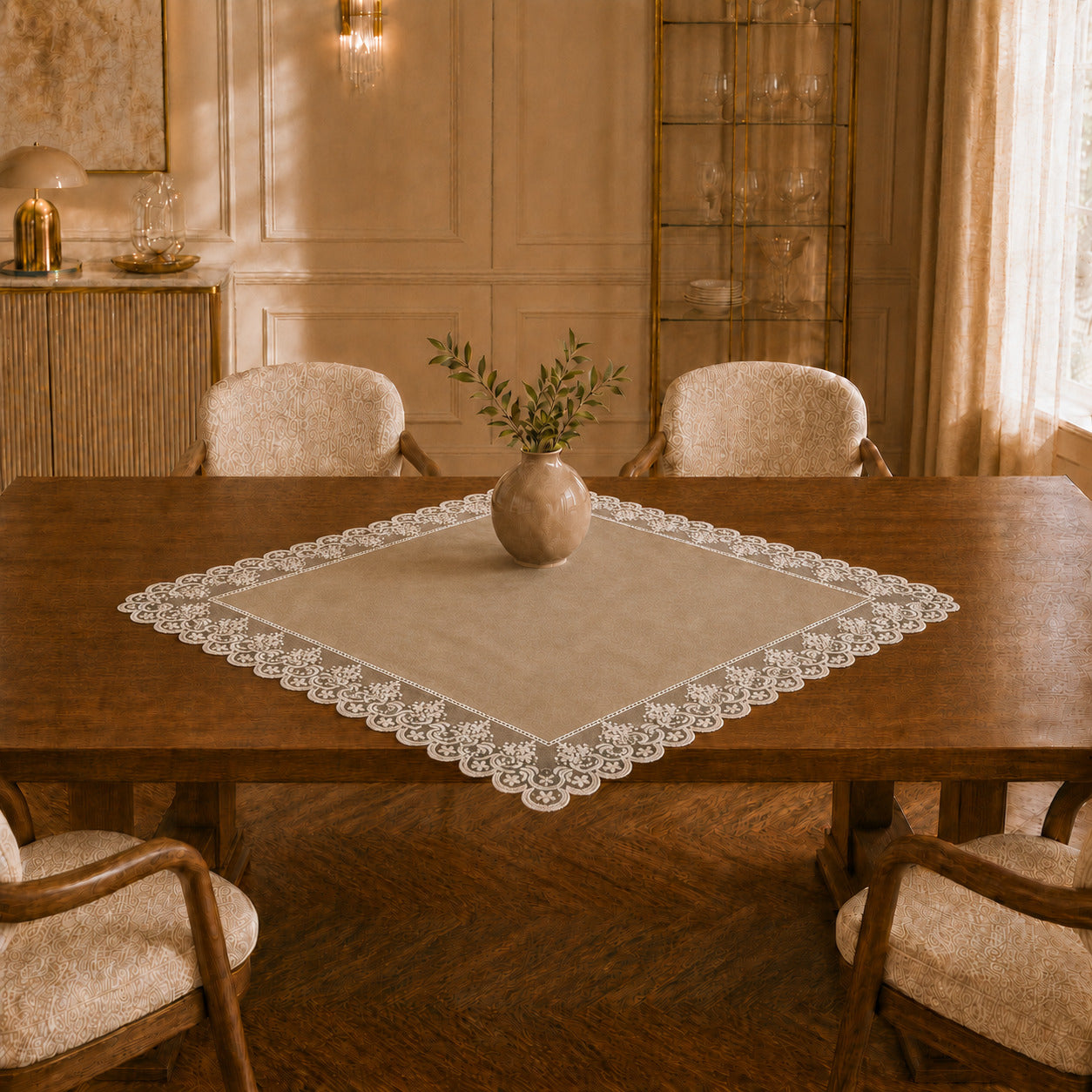 Centrotavola effetto velluto Tortora con Pizzo Rebrodé bianco, 90 × 90 cm — vista ambientata