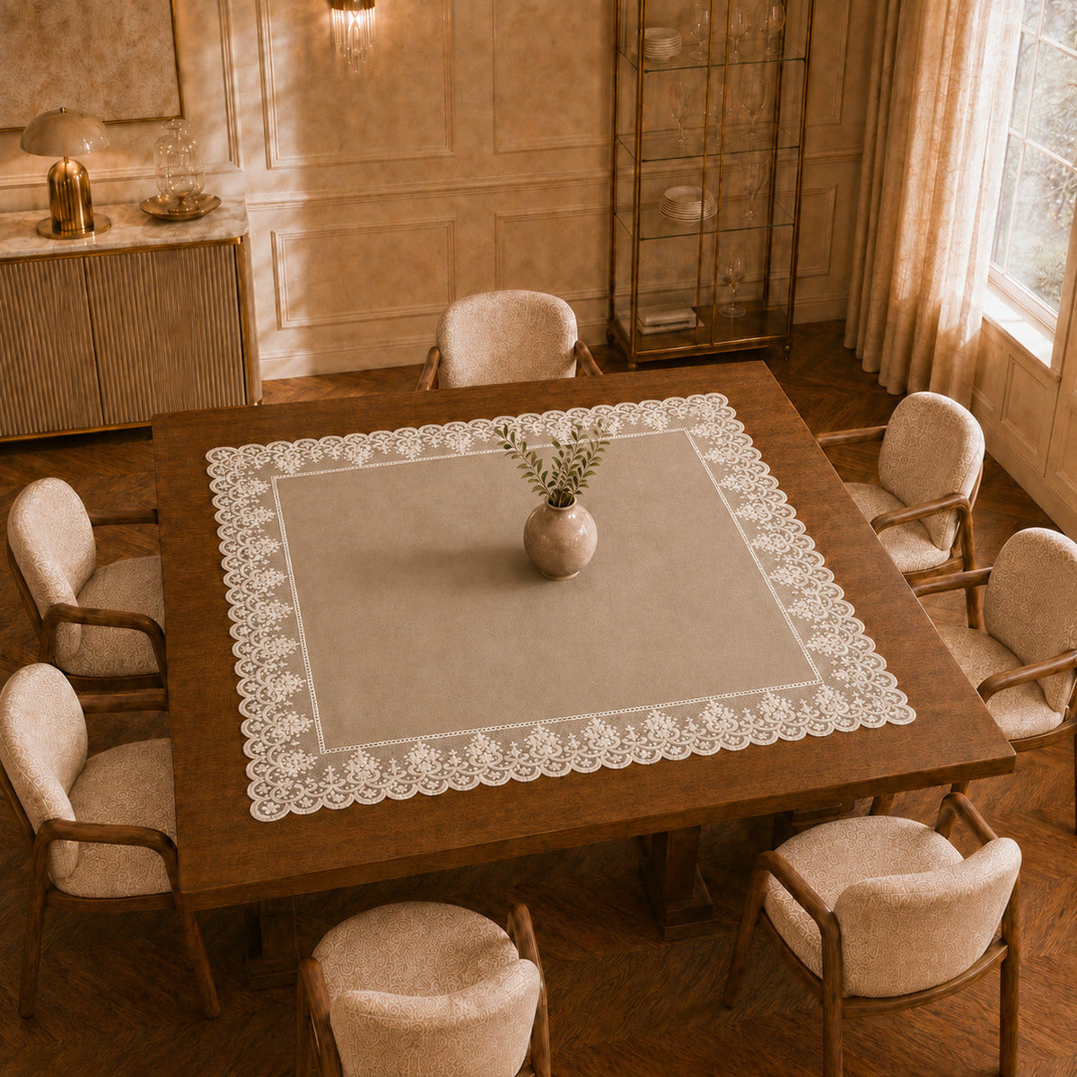 Centrotavola effetto velluto Tortora con Pizzo Rebrodé bianco, 90 × 90 cm — vista dall’alto