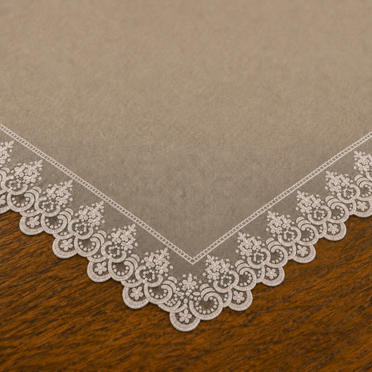 Centrotavola effetto velluto Tortora con Pizzo Rebrodé bianco, 90 × 90 cm — dettaglio tessuto e finiture