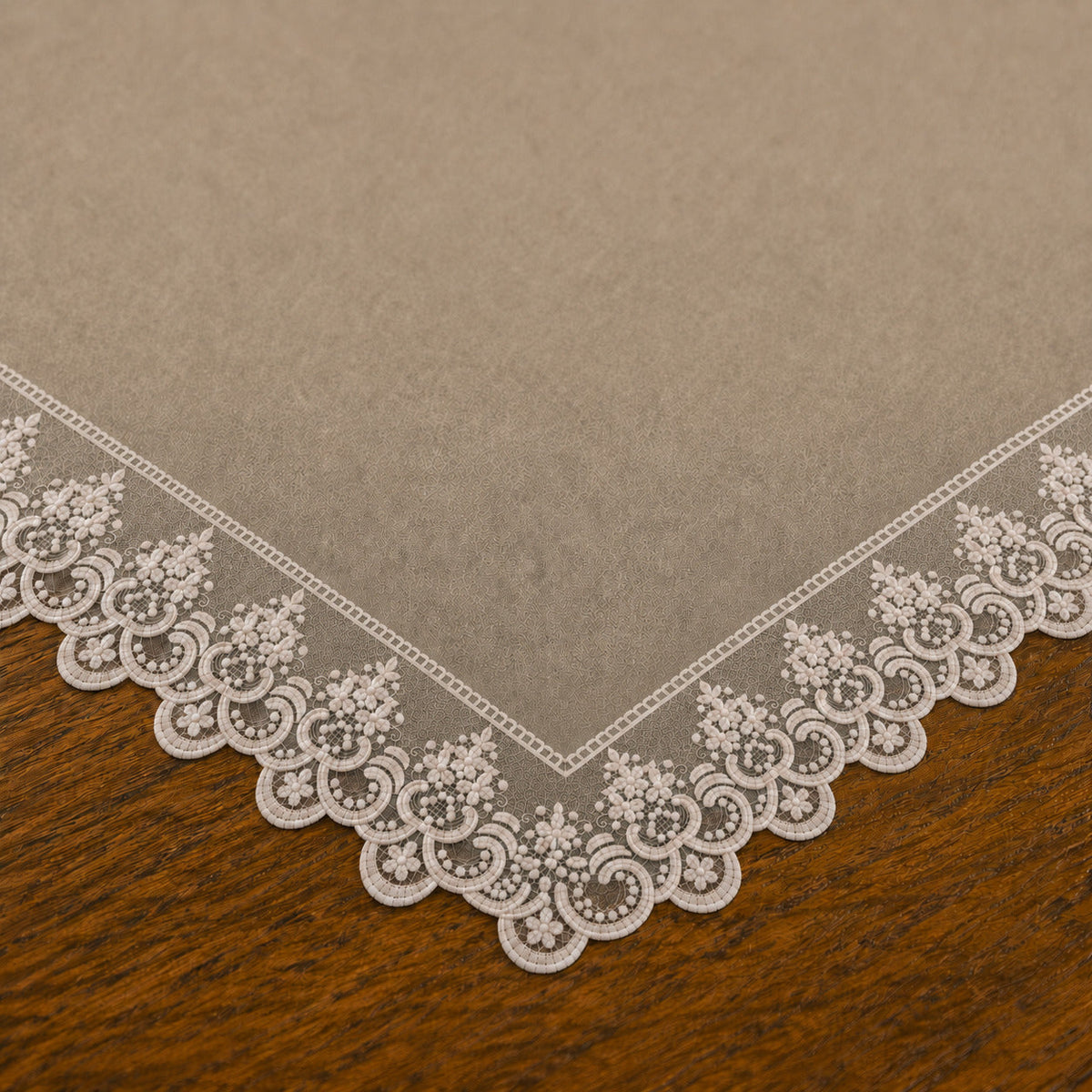 Centrotavola effetto velluto Tortora con Pizzo Rebrodé bianco, 90 × 90 cm — dettaglio tessuto e finiture