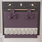 Housse de Four Élégante Shabby Chic avec Dentelle et Noeuds Mauve