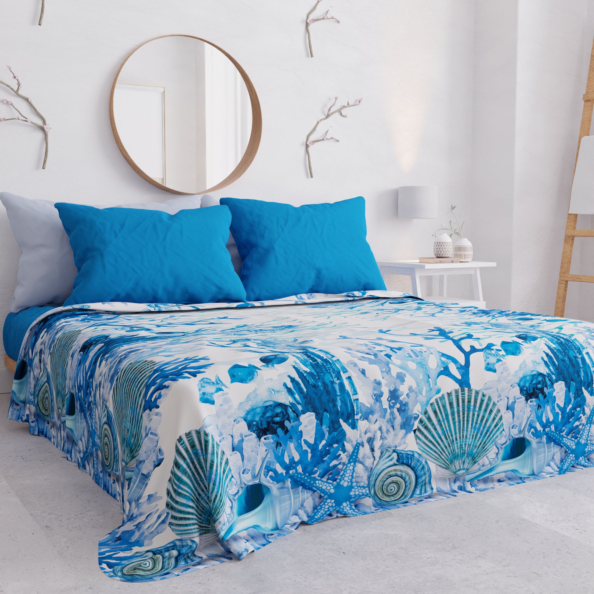 Copriletto estivo leggero Corallo Blu steso sul letto matrimoniale