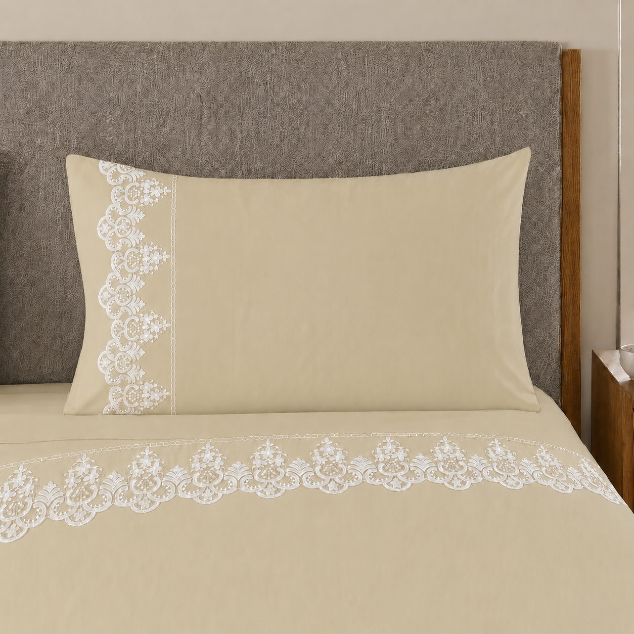 Lenzuola Matrimoniali in Puro Cotone Percalle con Balza in Pizzo Rebrode Beige