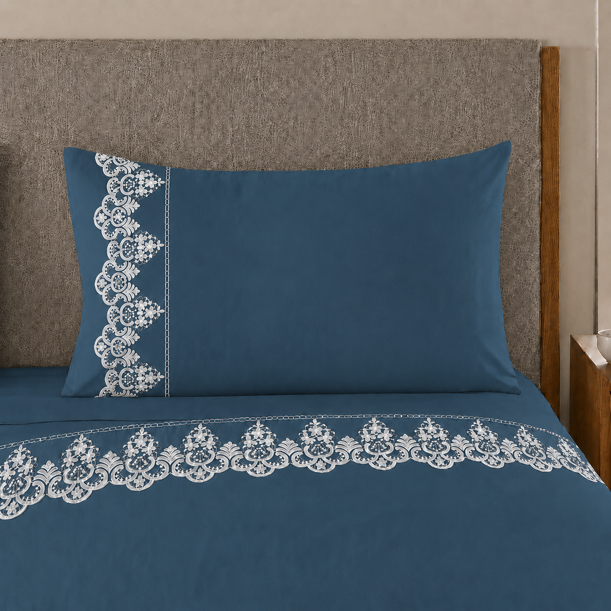 Lenzuola Matrimoniali in Puro Cotone Percalle con Balza in Pizzo Rebrode Blu Marino.