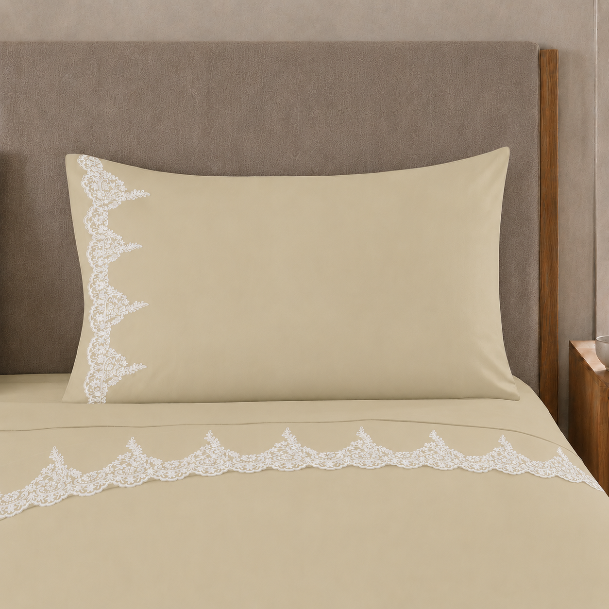 Lenzuola Matrimoniali in Puro Cotone Percalle con Balza in Pizzo Chantilly Beige