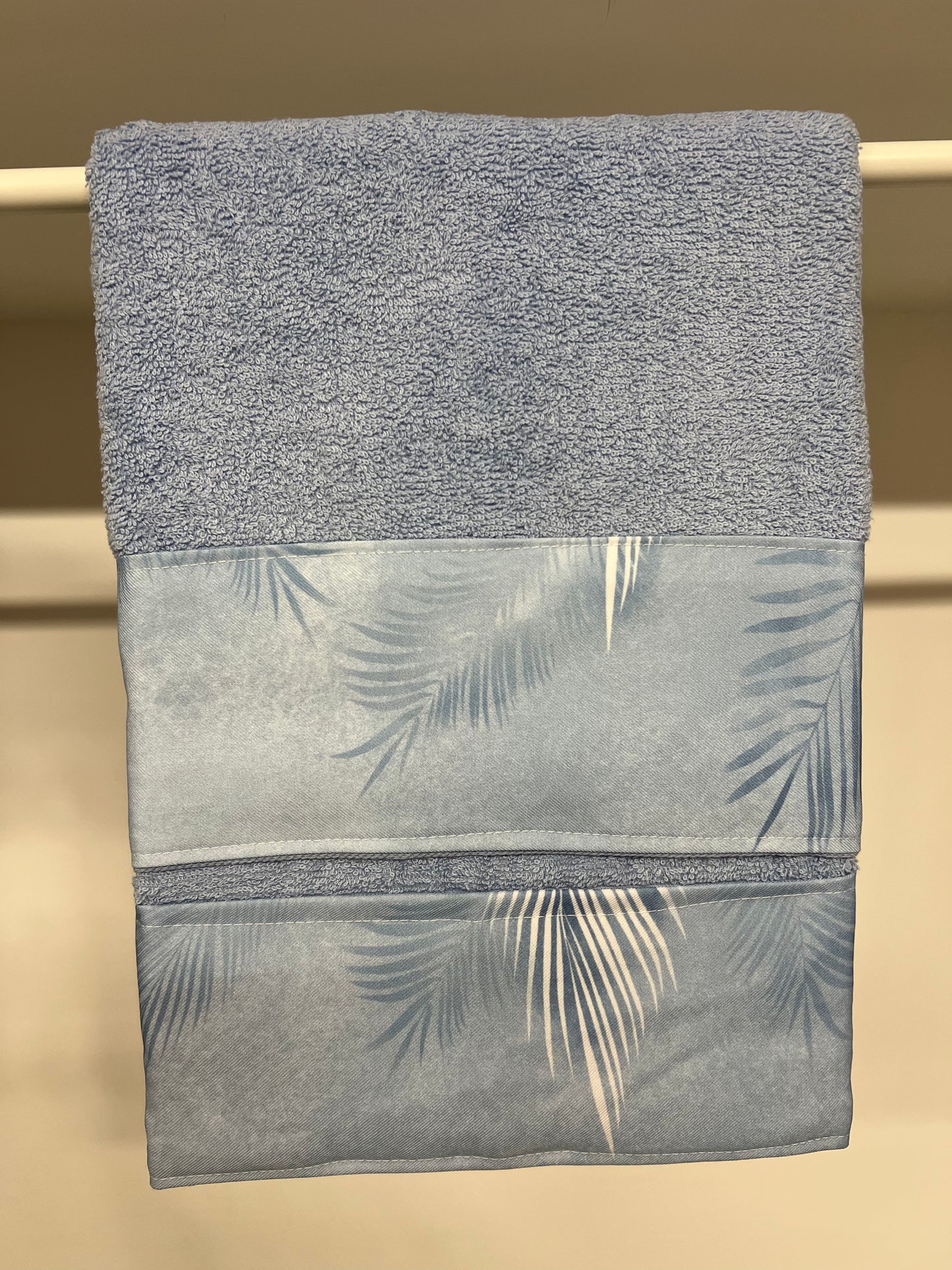 Asciugamano Bagno 1+1 con Balza in Stampa Digitale Foglia Celeste