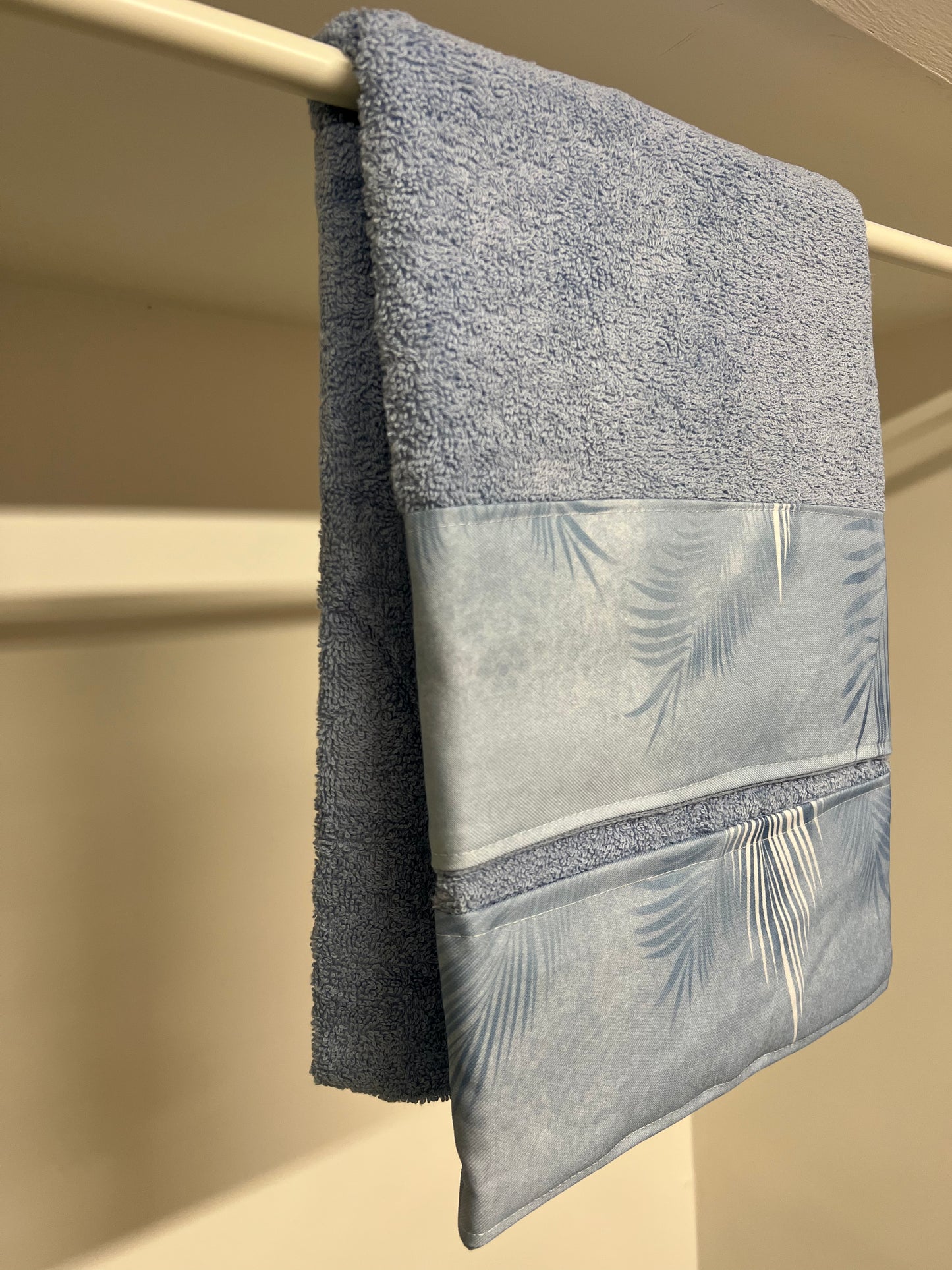 Asciugamano Bagno 1+1 con Balza in Stampa Digitale Foglia Celeste